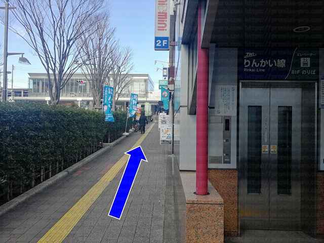 エレベーターと道の画像