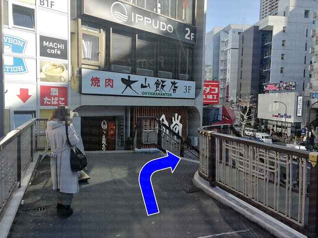 焼肉屋の看板と歩道橋の画像