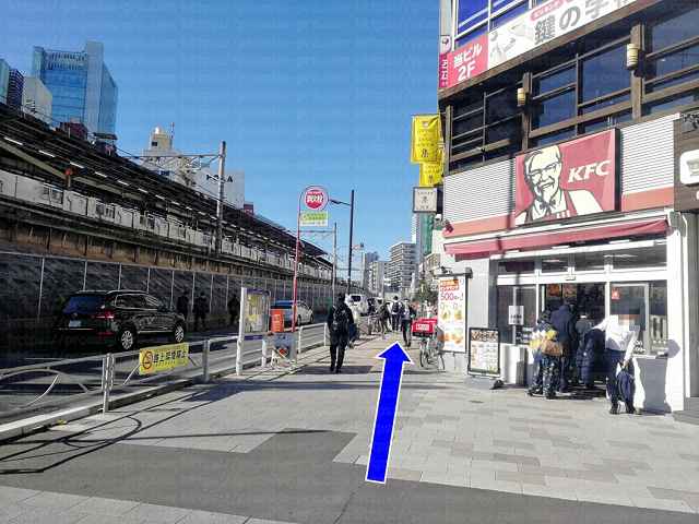 ビルの前の画像640