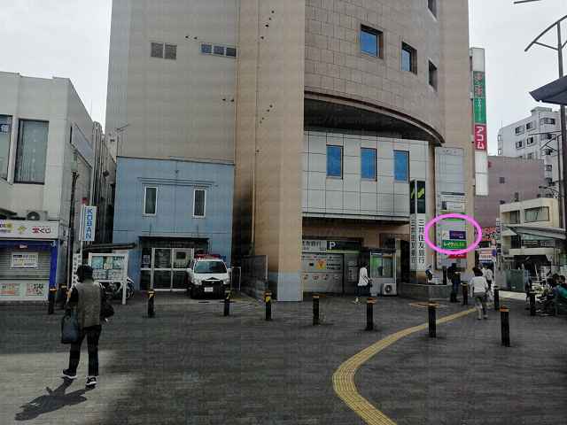 出口から見たプロミス看板の画像