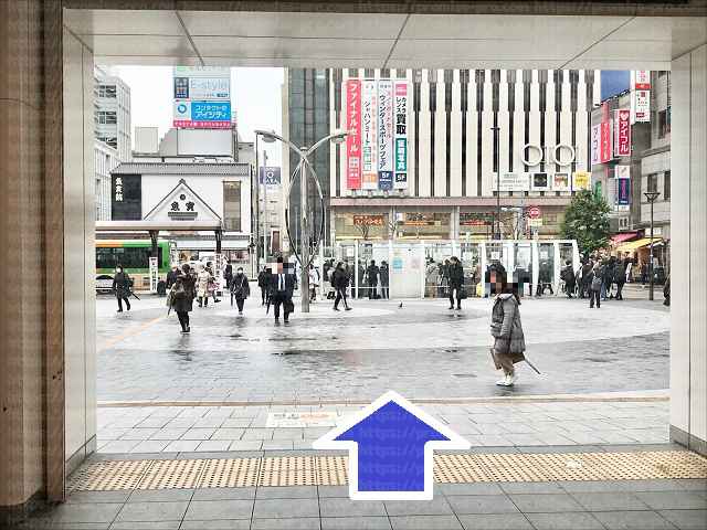 駅前正面に丸井の画像
