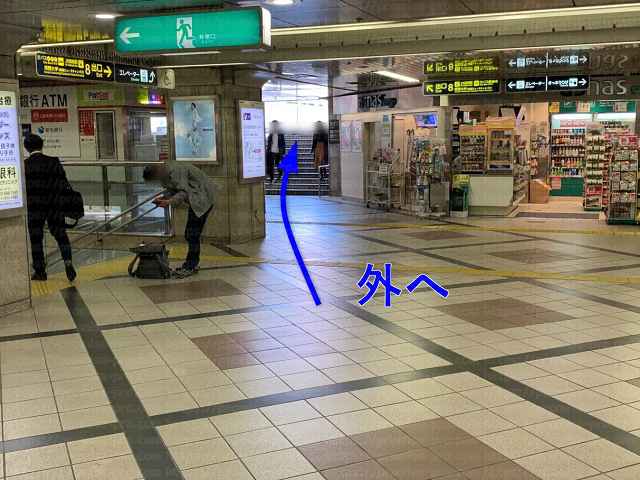 コンビニと階段の画像