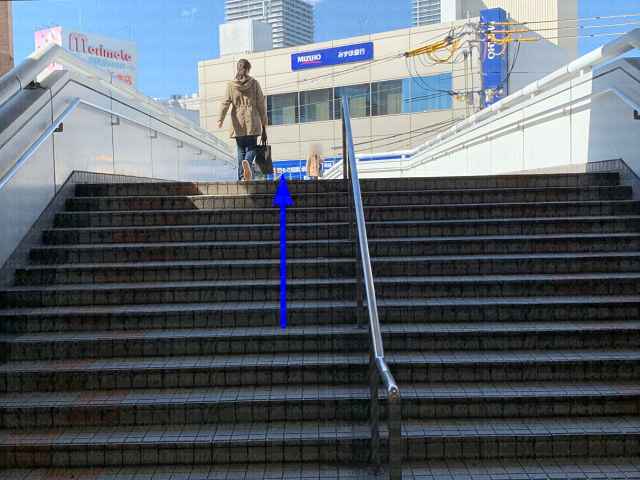 階段を上る画像