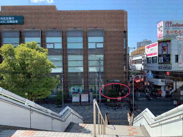 階段下に三井住友銀行の画像