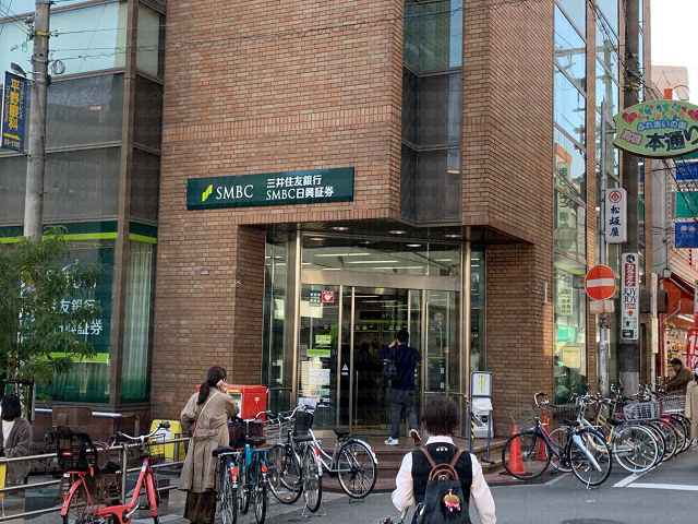 三井住友銀行出入口の画像