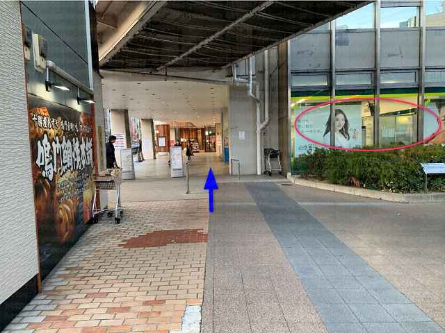 右手に三井住友銀行の画像