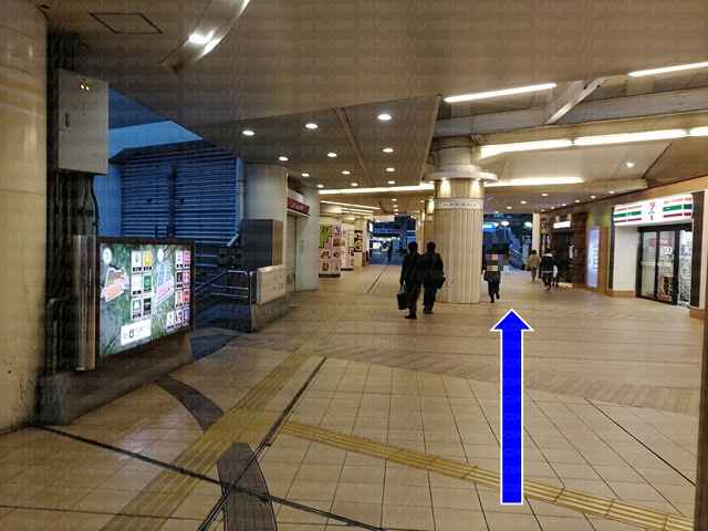 小田急線のりばに向かう通路の画像