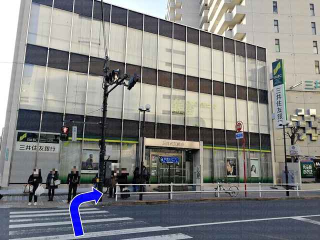 横断歩道の先に三井住友銀行の画像