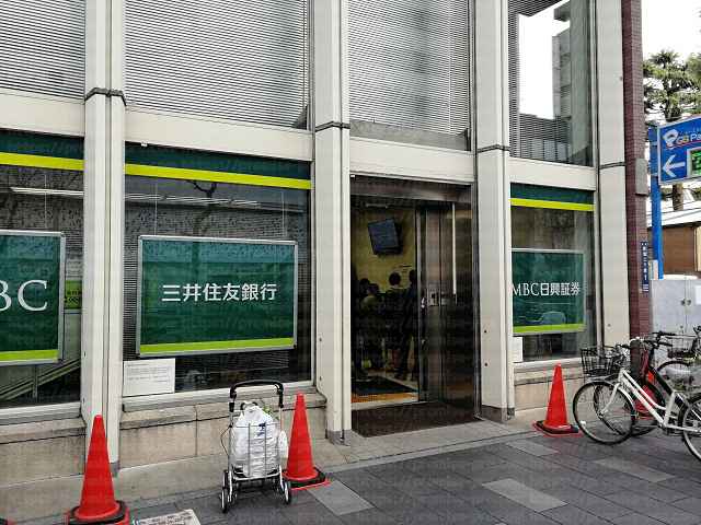 三井住友銀行入口の画像