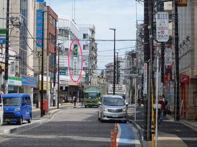 道の先に三井住友銀行看板の画像