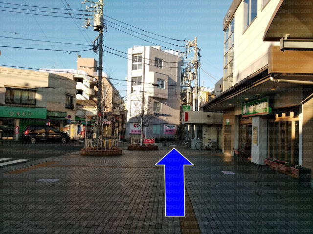 モスバーガーと下井草駅交番の画像
