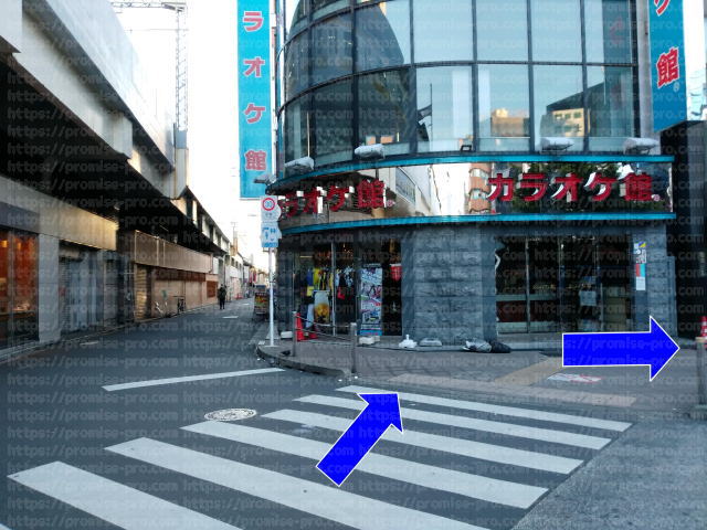 横断歩道とカラオケ館の画像