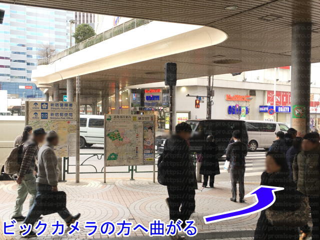 新宿西口のビックカメラ前の画像