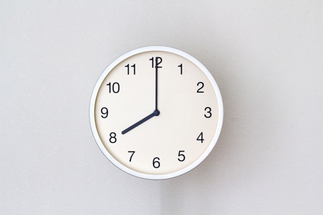 8時をさす壁掛け時計