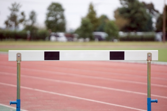陸上トラックに置かれた1つのハードル