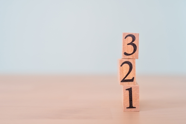 1から3までの数字が印字された積み木