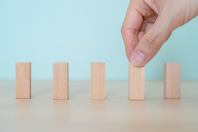 積み木を並べている人の手元