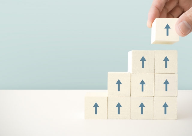 階段状に積み上げられた上向き矢印の積み木