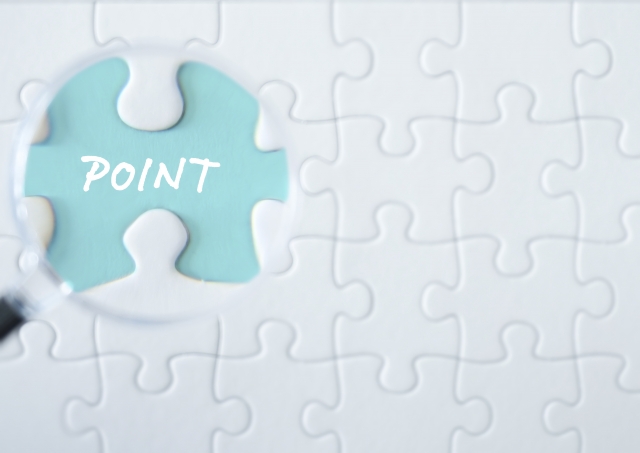 虫眼鏡で拡大されたPOINTの文字