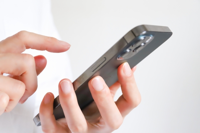 スマホを操作している人の手元