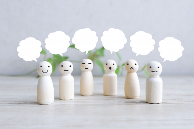 喜怒哀楽の表情を浮かべている6体のマスコットと吹き出しのアイコン