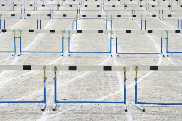 規則的に並べられたたくさんのハードル