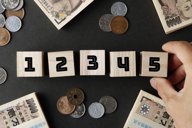 1から5までの数字が印字されたブロックとお金