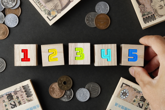1から5まで印字された数字のブロックとお金