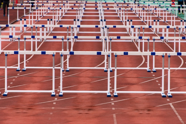 規則的に並べられたたくさんのハードル