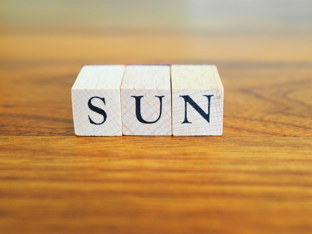 SUNと印字された木製のブロック
