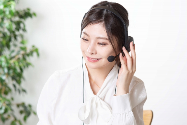 ヘッドセットで会話をしている女性