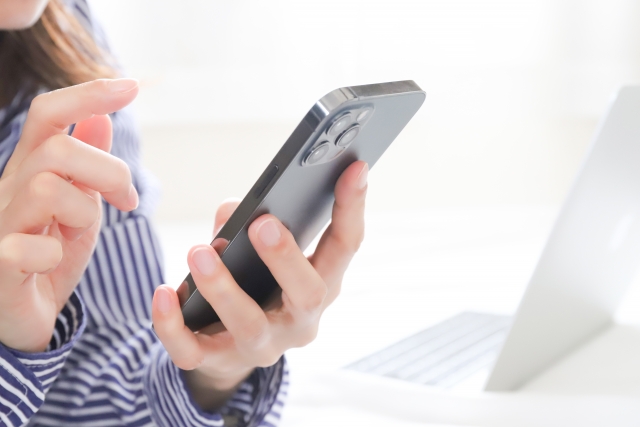 スマホを操作する手元