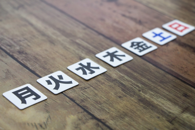 月曜日から日曜日までがそれぞれ印字された7つのマグネットシール