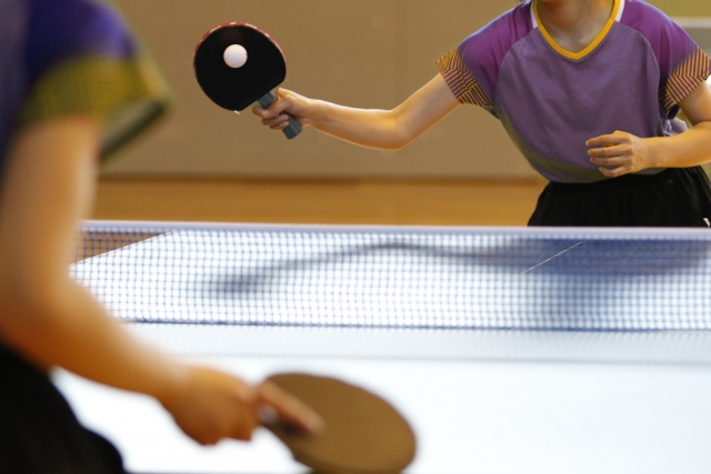 卓球の試合をしている2人の選手