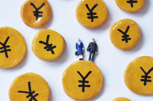 たくさんの円マークとミニチュアの学生