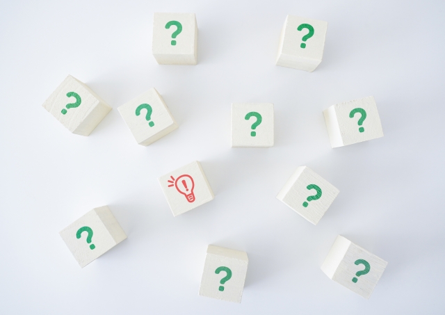 クエスチョンマークが印字されたたくさんのブロックと電球マークのブロック