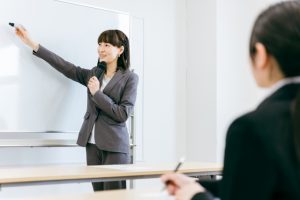 セミナーを受講している女性