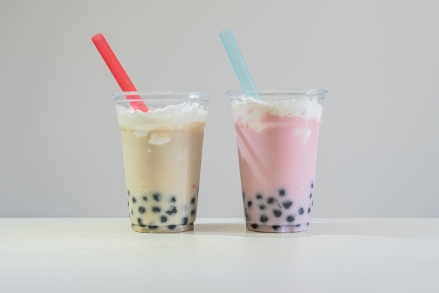 2つ並べられたタピオカミルクティ