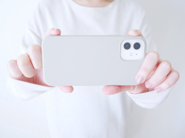 スマホのカメラをこちらに向けて構えている人