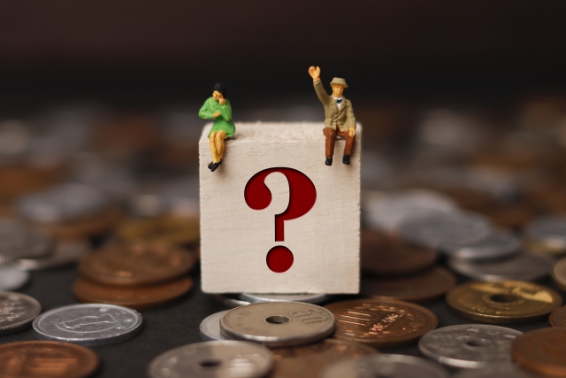 クエスチョンマークのブロックに座っている2体のミニチュア