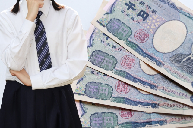 何かを考えている様子の女子学生と4枚の千円札
