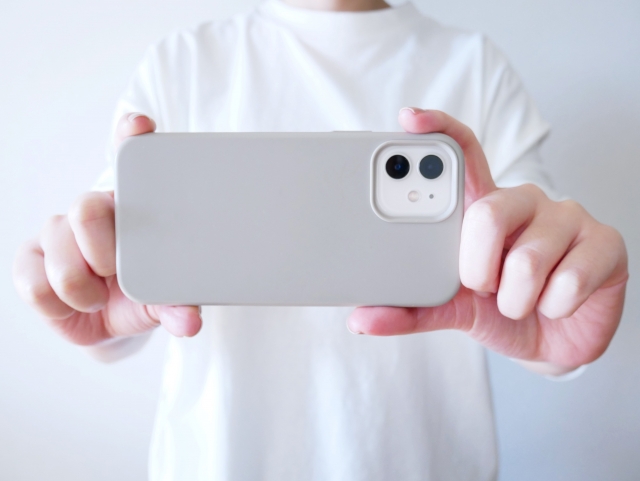 こちらに向かってスマホのカメラを構えている人