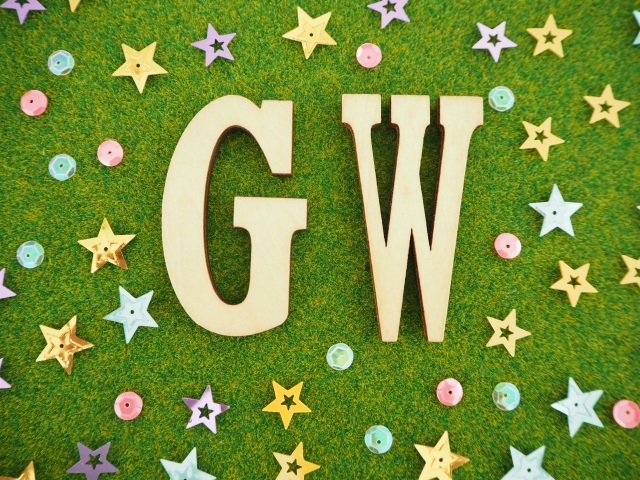 GWの文字と散りばめられたスパンコール