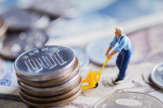 小銭を運んでいる男性のミニチュア