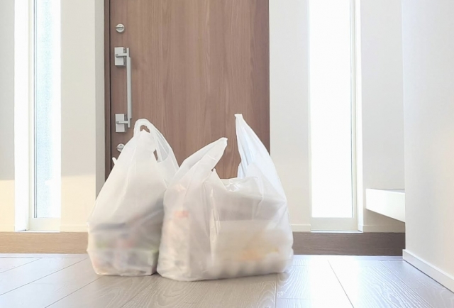 玄関に置かれている2つの買い物袋
