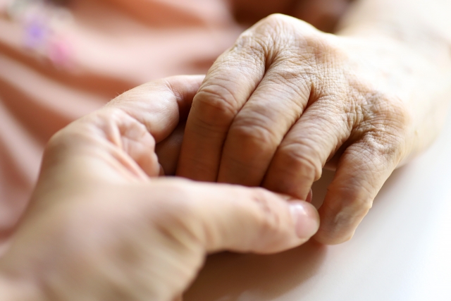 高齢者の手をとる