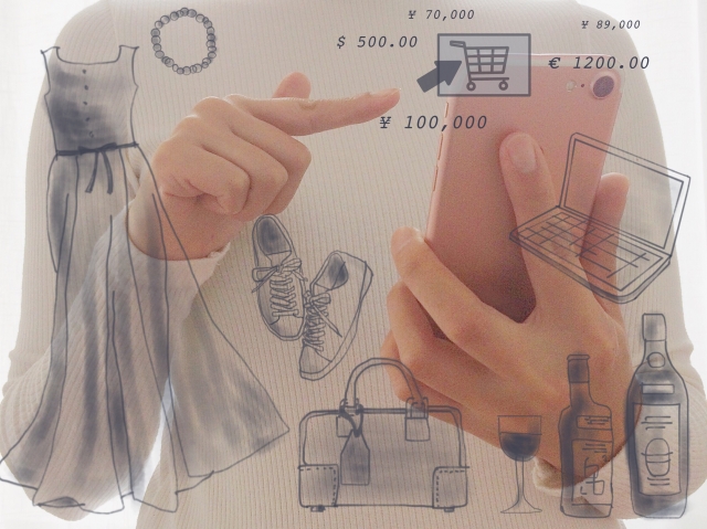 スマホを操作している女性の手元と服飾品