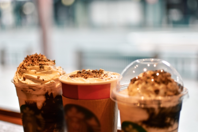 窓際に並べられた3つのフラペチーノ