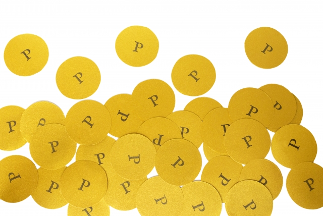 Pと印字されたたくさんの丸い紙