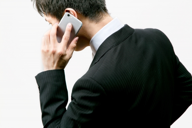 スマホで電話中の男性